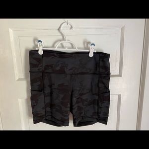 Lululemon Fast & Free Short - Size 12 - Black Camo